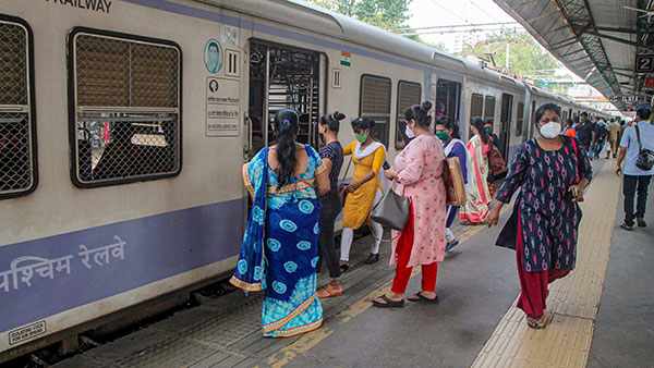 இரவு ரயில்களில் பெண்களால் டிக்கெட் எடுக்காமலேயே செல்ல முடியுமா? அடிக்கடி பயணிப்பவர்களுக்குக் கூட இந்த ரூல்ஸ்கள் தெரியாது !