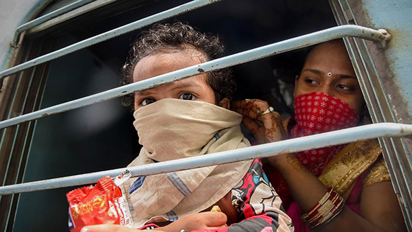 இரவு ரயில்களில் பெண்களால் டிக்கெட் எடுக்காமலேயே செல்ல முடியுமா? அடிக்கடி பயணிப்பவர்களுக்குக் கூட இந்த ரூல்ஸ்கள் தெரியாது !