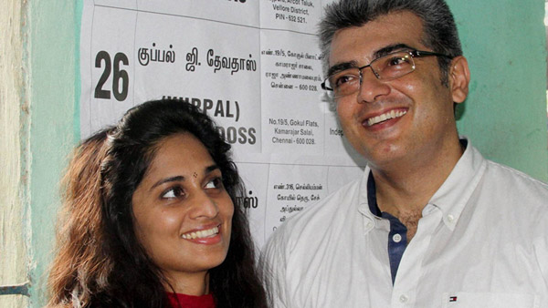 நடிகர் அஜித் விரும்பி ஃபோட்டோ எடுத்து கொண்ட காரில் இத்தனை ஸ்பெஷல் இருக்கா!! ஃபேன்ஸ் ஆராய்ச்சில இறங்கிட்டாங்க!