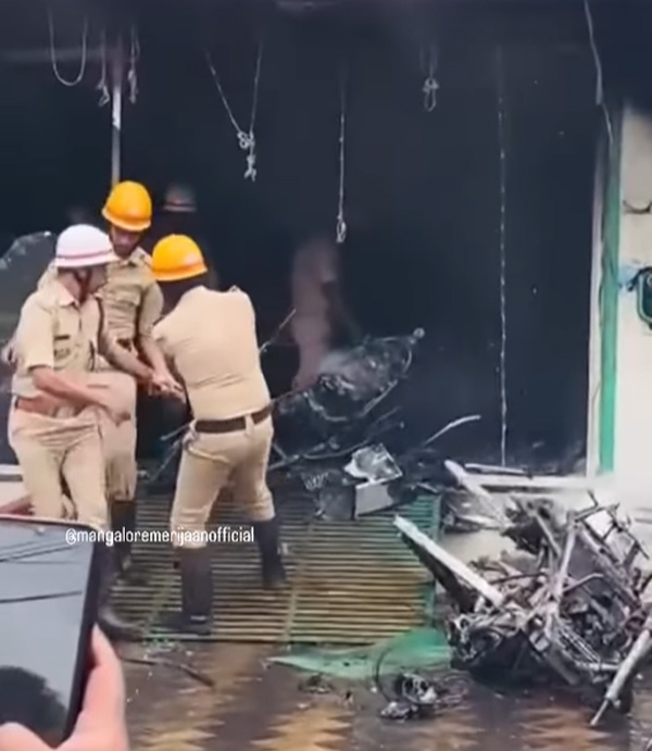 தீ பிடித்த ஓகினாவா ஷோரூம் . . . காரணம் எலெக்ட்ரிக் ஸ்கூட்டர் இல்லையாம் . . . அப்ப வேற என்ன ?