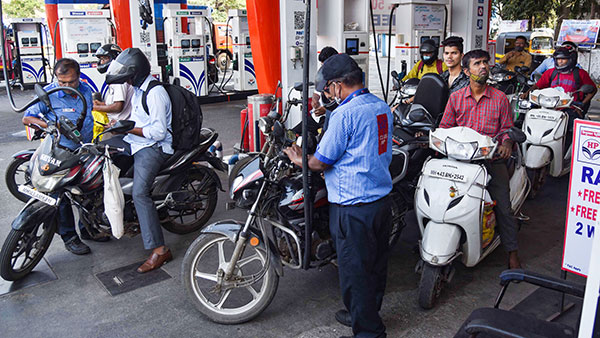 திடீரென உயர்த்தப்பட்ட பெட்ரோல் விலை , லிட்டர் ரூ125 க்கு விற்பனை . . . போராட்டத்தில் குதிக்கும் மக்கள் . . . .