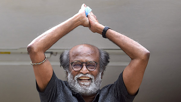 வேன் ஏறி தடல் புடலாக நயன்தாரா திருமணத்திற்கு வந்த அஜித் குடும்பம் . . . மற்றவர்கள் எந்த காரில் வந்தார்கள் தெரியுமா ?