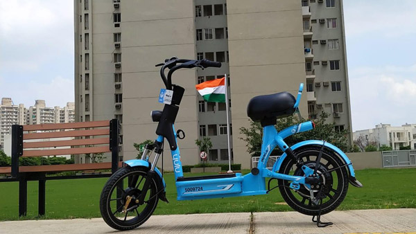பாக்கறதுக்கே வித்தியாசமா இருக்கே... எலெக்ட்ரிக் டூவீலரில் மாஸ் காட்டிய மத்திய அமைச்சர்... என்ன வண்டிங்க இது!