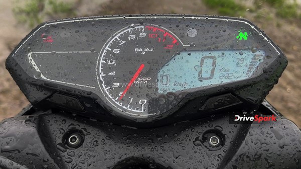 இளசுகளின் மனசை ரவுசு பண்ணுமா பஜாஜ் பல்சர் N160 - ரிவியூ