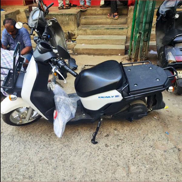 விநோத தோற்றத்தில் இந்தியாவில் சுற்றி திரிந்த ஹோண்டா எலெக்ட்ரிக் ஸ்கூட்டர்... வியந்து வேடிக்கை பார்த்த பெங்களூர் வாசிகள்!