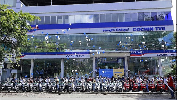 பிரமாண்டமாக அரங்கேறிய டெலிவரி நிகழ்வு... படத்துல இருக்க எல்லா ஸ்கூட்டரையும் ஒரே நாள் டெலிவரி கொடுத்திருக்காங்க!