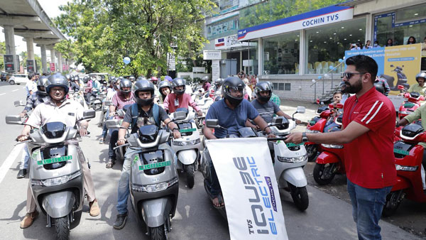 பிரமாண்டமாக அரங்கேறிய டெலிவரி நிகழ்வு... படத்துல இருக்க எல்லா ஸ்கூட்டரையும் ஒரே நாள் டெலிவரி கொடுத்திருக்காங்க!