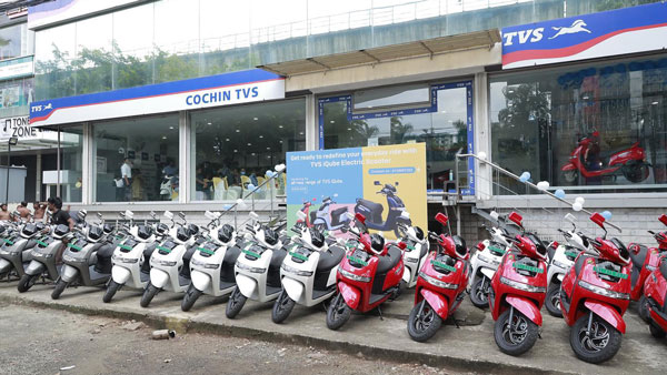 பிரமாண்டமாக அரங்கேறிய டெலிவரி நிகழ்வு... படத்துல இருக்க எல்லா ஸ்கூட்டரையும் ஒரே நாள் டெலிவரி கொடுத்திருக்காங்க!