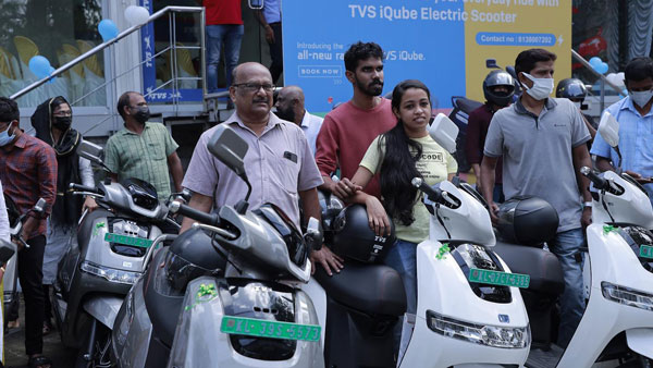 பிரமாண்டமாக அரங்கேறிய டெலிவரி நிகழ்வு... படத்துல இருக்க எல்லா ஸ்கூட்டரையும் ஒரே நாள் டெலிவரி கொடுத்திருக்காங்க!