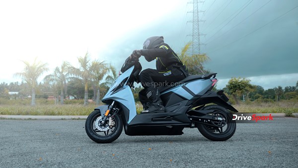 105 கி.மீ வேகம், 200 கி.மீ ரேஞ்ச் எனப் பட்டாசு கிளப்பும் சிம்பிள் ஒன் எலெக்ட்ரிக் ஸ்கூட்டர் ரிவியூ