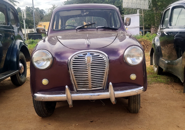 2ம் உலகப்போரில் பயன்படுத்தப்பட்ட ஜீப் , மைசூர் மகாராஜாவின் பழைய கார் என குற்றாலத்தை கலக்கிய வின்டேஜ் கார்கள் . . .