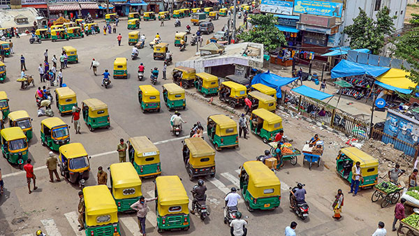 கேஸ் என்ன விலை விக்குது... இந்த மாதிரியான நேரத்துல 50 சதவீதம் கட்டண சலுகை வழங்கும் ஆட்டோ ஓட்டுநர்!