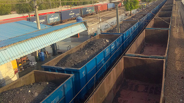 இந்தியாவுலேயே இதான் பெருசு . . . 3 . 5 கி . மீ நீளம் உள்ள ரயிலை ஓட்டி இந்திய ரயில்வே புதிய சாதனை . . .