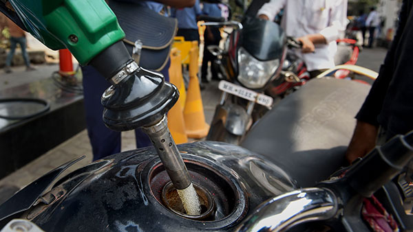 பெட்ரோல் - டீசல் விற்பனை டல் . . . இதுக்கெல்லாம் யாரு காரணம் தெரியுமா