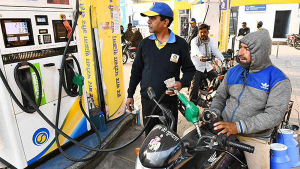 பெட்ரோல் - டீசல் விற்பனை டல் . . . இதுக்கெல்லாம் யாரு காரணம் தெரியுமா