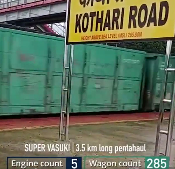இந்தியாவுலேயே இதான் பெருசு . . . 3 . 5 கி . மீ நீளம் உள்ள ரயிலை ஓட்டி இந்திய ரயில்வே புதிய சாதனை . . .