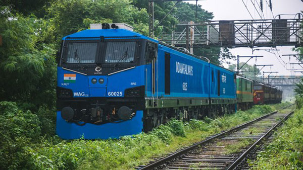 60 லட்சம் கிலோ எடையை இழுத்து கொ ண்டு 120 கி . மீ வேகத்தில் செல்லும் ரயிலை பற்றி கேள்வி பட்டு ள்ளீர்களா