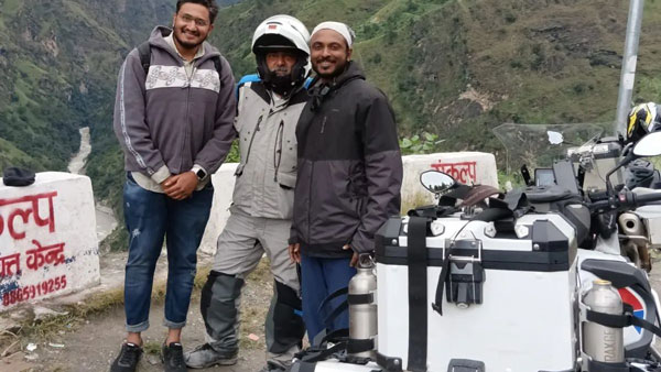 அஜித்னே தெரியாம உதவி கேட்ட ரசிகர் . . . இறங்கி வந்து ஹெல்ப் செய்த மரணமாஸ் சம்பவம் . . .