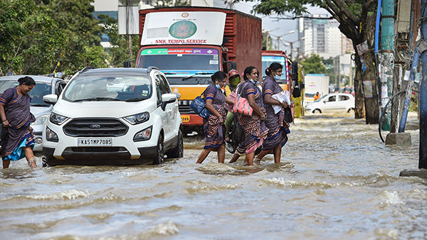 கதவை மட்டும் திறக்கக் கூடாது . . . கார் தண்ணீருக்குள் மூழ்கும்போது அதிலிருந்து எப்படித் தப்பிக்க வேண்டும் . . .