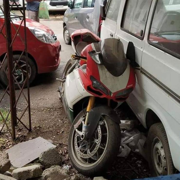 நல்ல வேலை எப்படியோ பைக்கை மீட்டுட்டுங்க... 7 வருஷமா மழையிலும், வெயிலும் காய்ந்து வந்த ரேர் டுகாட்டி பைக் மீட்பு!