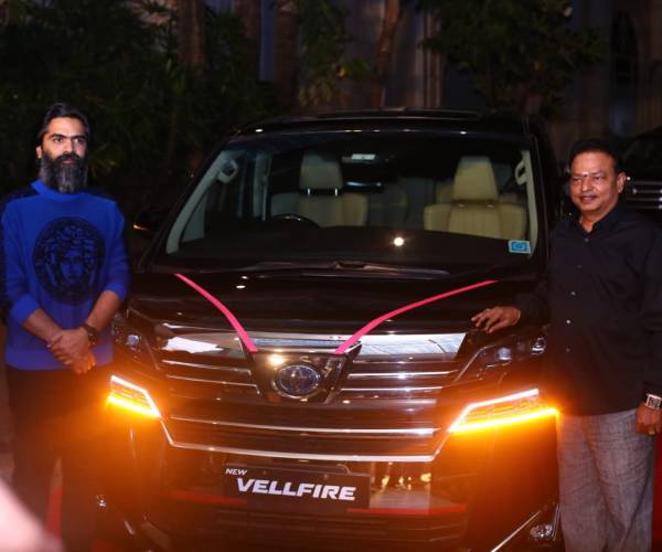 நடிகர் சிம்புவுக்கு ரூ.90 லட்சத்தில் சொகுசு கார்... கௌதம் மேனனுக்கு புல்லட் பைக்!! ப்ரோடியூஸரின் தாராள மனசு
