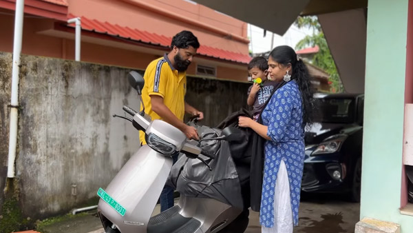 புதிய ஓலா எலெக்ட்ரிக் ஸ்கூட்டரின் டெலிவரி ஸ்டார்ட் ஆயிருச்சு... விலை இவ்ளோ கம்மியா! சேல்ஸ் பிச்சுக்க போகுது!