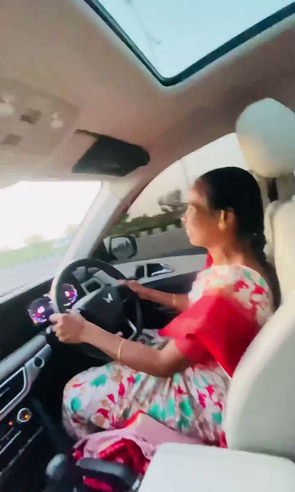 தனது அம்மாவை ஓட்ட விட்டு அழகு பார்த்த இளைஞர் - கார் ரொம்ப பெரிசு... இருந்தும் மாஸ் பண்ணிட்டாங்க!!