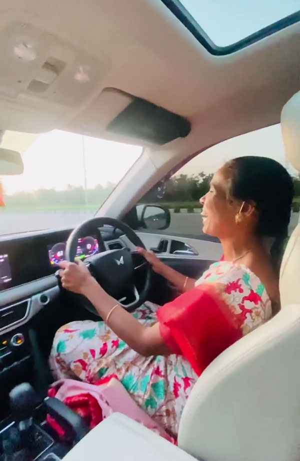 தனது அம்மாவை கார் ஓட்ட விட்டு அழகு பார்த்த இளைஞர் - கார் ரொம்ப பெரிசு... இருந்தும் மாஸ் பண்ணிட்டாங்க!!