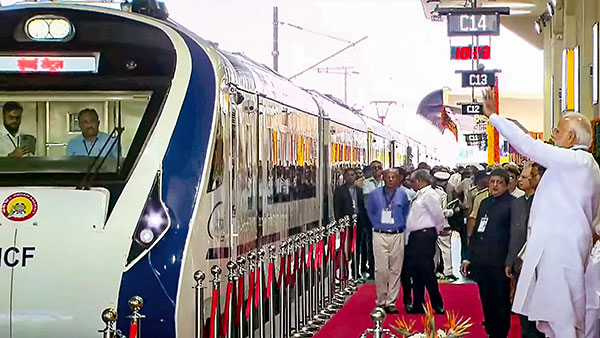 6 நாளில் சுக்குநூறாக உடைந்த வந்தே பாரத் ரயில், உண்மையில் வெறும் சோப்பு டாப்பா தானா . . . உண்மை என்ன . . .