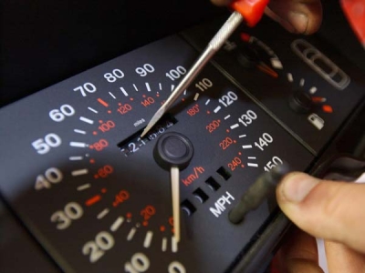 கார்களின் ஓடோமீட்டரில் தில்லுமுல்லு: கண்டுபிடிப்பது எப்படி?