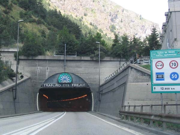 உலகின் மிக நீளமான டாப்-10 சுரங்க வழிப்பாதைகள் உலகின் மிக நீளமான டாப்-10 சுரங்க வழிப்பாதைகள்