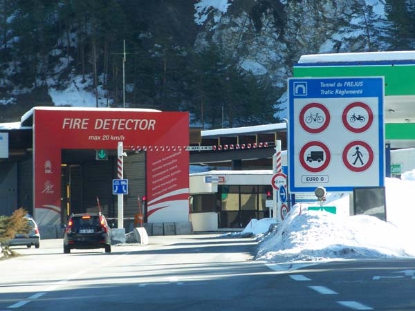 உலகின் மிக நீளமான டாப்-10 சுரங்க வழிப்பாதைகள் உலகின் மிக நீளமான டாப்-10 சுரங்க வழிப்பாதைகள்