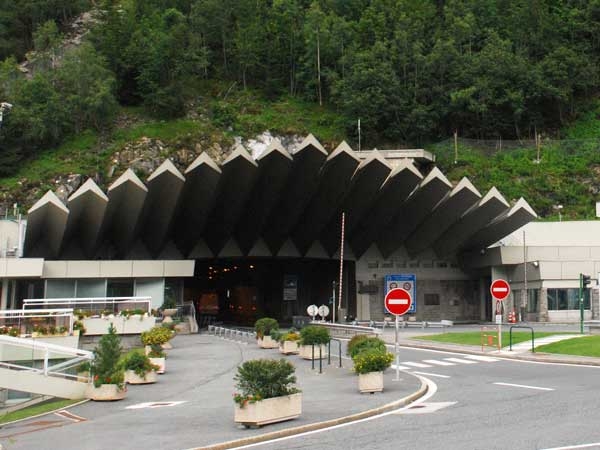 உலகின் மிக நீளமான டாப்-10 சுரங்க வழிப்பாதைகள் உலகின் மிக நீளமான டாப்-10 சுரங்க வழிப்பாதைகள்