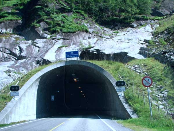 உலகின் மிக நீளமான டாப்-10 சுரங்க வழிப்பாதைகள் உலகின் மிக நீளமான டாப்-10 சுரங்க வழிப்பாதைகள்